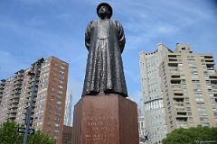 02 Statue Of Lin Ze Xu 1785-1850 Pioneer In the War Against Drugs At Chatham Square Chinatown New York City.jpg